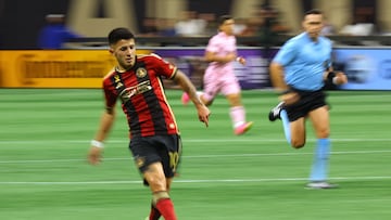 ATLANTA, GEORGIA - SEPTEMBER 16: Thiago Almada #10 of Atlanta United shoots the ball during the second half against Inter Miami CF at Mercedes-Benz Stadium on September 16, 2023 in Atlanta, Georgia.   Michael Zarrilli/Getty Images/AFP (Photo by Michael Zarrilli / GETTY IMAGES NORTH AMERICA / Getty Images via AFP)