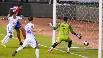 Costa Rica vino de atrás para conseguir su primera victoria en las eliminatorias después de imponerse 2-1 a El Salvador en el Estadio Nacional de Costa Rica.
