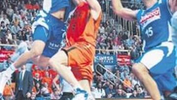 <b>INTIMIDACIÓN. </b>Jasen intenta taponar una entrda de Vitols.