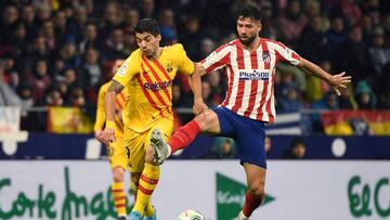 Luis Su&aacute;rez y Felipe pelean por el bal&oacute;n. 