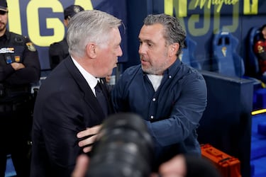 El entrenador del Real Madrid, Carlo Ancelotti, y el entrenador del Cádiz, Sergio González, se saludan antes del inicio del encuentro. 
 