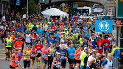 Varios corredores corren durante la disputa del Marat&oacute;n de Nueva York de 2016.