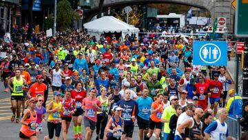 Varios corredores corren durante la disputa del Marat&oacute;n de Nueva York de 2016.