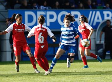 A sus 19 a?os, la joven de Pontevedra se ha convertido en la gran revelaci¨®n de esta Primera Iberdrola, en la que debut¨® casi sin despeinarse y deslumbra con su juego jornada tras jornada. Un talento pulido tanto en el Depor, donde ha jugado en los ¨²ltimos tres a?os, como en las categor¨ªas inferiores de la Selecci¨®n, ganando la Eurocopa Sub-19. La mediocentro ha liderado al Depor a la excelencia, caminando entre los primeros puestos de la clasificaci¨®n, en medio de un recital futbol¨ªstico continuo de la de joya gallega.
