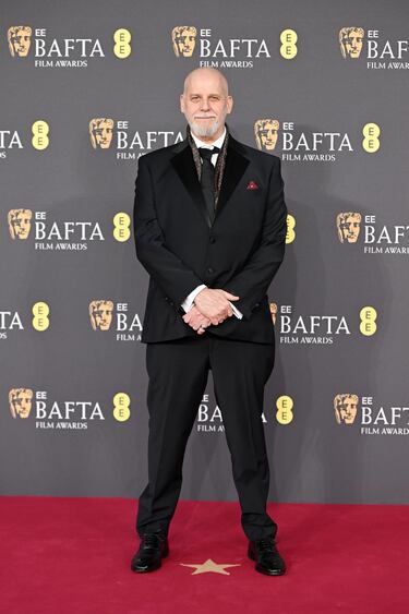 David White posa en la alfombra roja de los premios BAFTA 2025 celebrados en el Royal Festival Hall del Southbank Centre de Londres.