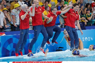 El seleccionador español Miki Oca y el resto del equipo técnico se arrojan a la piscina después de terminar el partido.