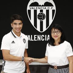 Mourinho target Carlos Soler signs new Valencia deal