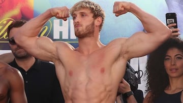 LOS ANGELES, CALIFORNIA - NOVEMBER 08: KSI (L) and Logan Paul face the audience after the official weigh-in at L.A. Live Xbox Plaza on November 08, 2019 in Los Angeles, California. (Photo by Victor Decolongon/Getty Images)