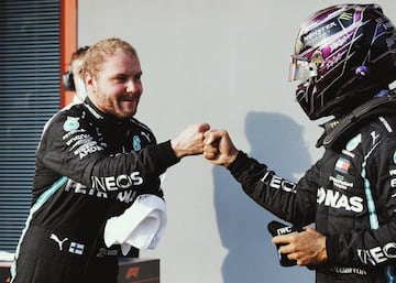 Valtteri Bottas saluda a Lewis Hamilton tras conseguir la pole en el Gran Premio de Emilia Romagna. 