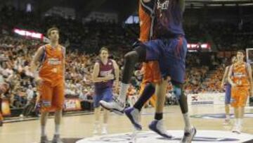 <b>POTENCIA. </b>Ndong entra a canasta ante la oposición de Faverani.