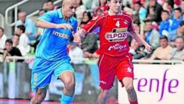 <b>IMPARABLES. </b>Álvaro conduce el balón ante la presión de Fernandao.