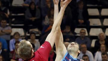 GRA533. ANDORRA LA VELLA, 18/03/2017.- Saque de inicio entre Henk Norel, pívot holandés del Zaragoza y Giorgi Shermadini, pívot georgiano del MoraBanc, durante el partido de Liga ACB que se juega esta tarde en Andorra. EFE/Fernando Galindo