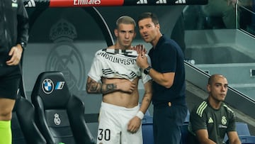 MADRID, 19/08/2025.- El entrenador del Real Madrid Xabi Alonso (d) da instrucciones a Franco Mastantuono durante el partido de la primera jornada de LaLiga que Real Madrid y Atlético Osasuna disputan hoy martes en el estadio Santiago Bernabéu. EFE/Mariscal