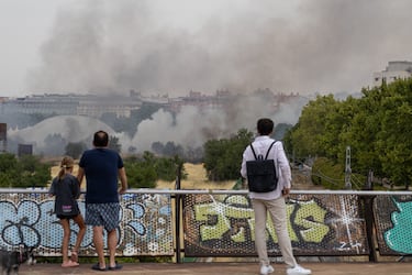El incendio se originó en la calle Párroco Eusebio Cuenca, en una zona sin urbanizar cercana al Espacio Delicias y el Museo del Ferrocarril, en Madrid.