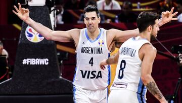 Luis Scola celebra un triple durante la semifinal contra Francia.