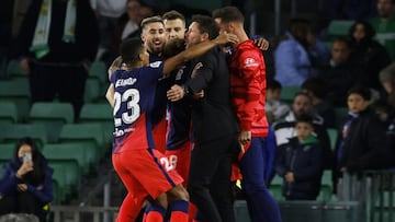 Herrera, Reinildo y Griezmann se abrazan al Cholo tras el gol de Lemar al Betis, el 1-3 final. 