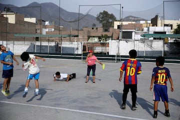 Maria Angelica Ramos a sus 92 años de edad, sigue entrenando a jovenes y niños en el distrito de Los Olivos en Lima, con la misma ilusión desde hace más de 40 años.