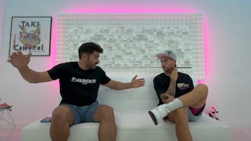 Edgar Carballo y Alex Marin charlando en una cama sobre los problemas del MTB en Tenerife.