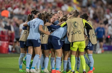 Las españolas celebran el 0-1 de Marta Cardona.