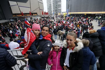 La Marea Roja conformada por la colonia chilena en Suecia, llegó en masa hasta el Friends Arena de Estocolmo para apoyar a La Roja.