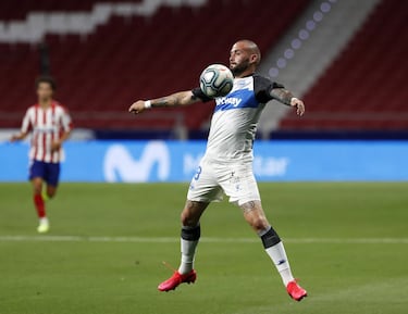 La temporada 2019-20 jugó en el Alavés cedido por el Sevilla. En el equipo vasco jugó 29 partidos anotando 2 goles y asistiendo en 5 tantos.