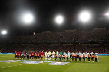 Formación de los equipos del Barcelona y Amberes.