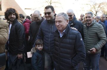 Javier Clemente espera en la cola para poder votar. 