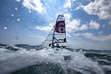 La pareja japonesa Sena Takano y Anna Yamazaki durante la competición de 49er FX en el puerto de Enoshima Yacht en Fujisawa, Kanagawa.