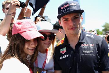 Max Verstappen con los aficionados durante la clasificación del GP de Azerbaiyán.