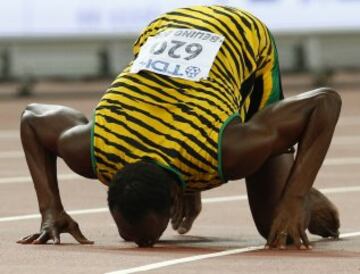 Usain Bolt besa la pista tras ganar la final de los 200 metros del Mundial de 2015 en China.