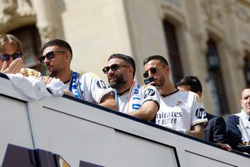 Dani Carvajal, Dani Ceballos y Joselu en el autobús por las calles de Madrid.