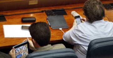Un diputado usando su iPad de trabajo para echar una partida a un juego en plena sesión del Congreso