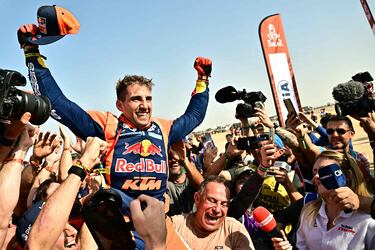 Luciano Benavides, piloto de Red Bull KTM Factory Racing, celebra tras ganar en la categoría de motos del Rally Dakar 2026.