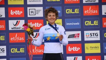 La ciclista española Paula Ostiz posando con su medalla de oro.