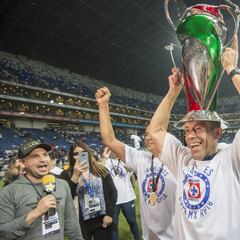 Saludando de mano a sus fans, Pedro Caixinha festejó título del Cruz Azul
