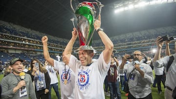Saludando de mano a sus fans, Pedro Caixinha festejó título del Cruz Azul