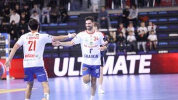 Sergi Franco, de cara, regresa a su posición tras marcar un tanto.