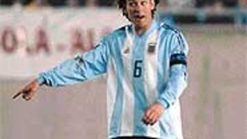 Milito no se entendió con Costanzo y marcó de cabeza el empate uruguayo.