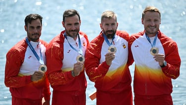 Rodrigo Germade, SaÚl Craviotto, Carlos Arévalo y Marcus Cooper celebra en el podio su medalla de bronce en el K4 500.
