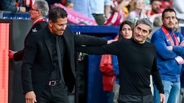 MADRID, 25/04/2026.- El entrenador del Atlético de Madrid, Diego 'Cholo' Simeone (i), saluda al del Athletic, Ernesto Valverde (d), antes del partido de la jornada 32 de LaLiga entre Atlético de Madrid y Athletic Club Bilbao, este sábado en el estadio Riyadh Air Metropolitano de Madrid. EFE/ Fernando Villar