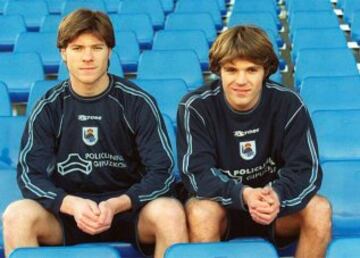 Mientras Xabi es sin duda uno de los mejores del mundo en su posición,  Mikel lucha en equipos medianos de España. 