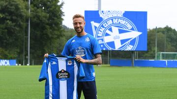 Víctor Narro en su presentación con el Deportivo en Abegondo