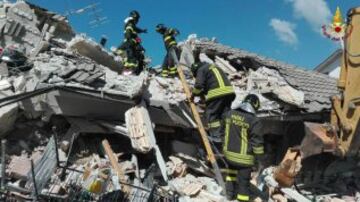 ITA61 AMATRICE (ITALIA) 24/08/2016.- Imagen facilitada por la Brigada de Bomberos de Italia de varios bomberos mientras buscan víctimas entre los escombros en Amatrice, en el centro de Italia, hoy, 24 de agosto de 2016. Al menos 38 personas murieron y decenas están heridas o desaparecidas en el devastador terremoto de 6 grados que esta madrugada sacudió el centro de Italia y que ha recordado al trágico seísmo que asoló la cercana zona de L'Aquila en 2009, en el que hubo más de 300 muertos. EFE/Brigada De Bomberos De Italia FOTO CEDIDA/SOLO USO EDITORIAL/PROHIBIDA SU VENTA/MEJOR CALIDAD DISPONIBLE