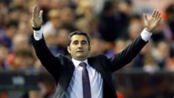 El entrenador del Valencia Ernesto Valverde durante el partido correspondiente a la undécima jornada de Liga de Primera División que disputan frente al Athletic en el estadio Mestalla de Valencia.