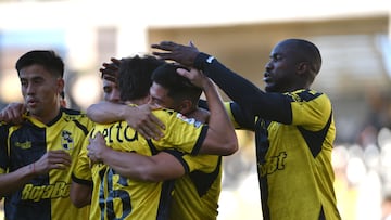 Futbol, Coquimbo Unido vs Audax Italiano.
Fecha 6, Liga primera 2025.
El jugador de Coquimbo Unido Francisco Salinas, centro, celebra tras marcar un gol contra Audax Italiano durante el partido de primera division disputado en el estadio Francisco Sanchez Rumoroso de Coquimbo, Chile.
30/03/2025
Alejandro Pizarro Ubilla/Photosport
Football, Coquimbo Unido vs Audax Italiano.
Date 6, First League 2025.
Coquimbo Unido’s player Francisco Salinas,center, celebrates after scoring a goal against Audax Italiano during the first division match played at the Francisco Sanchez Rumoroso stadium in Coquimbo, Chile.
30/03/2025
Alejandro Pizarro Ubilla/Photosport