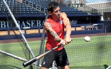 Los jugadores del conjunto colchonero Koke, Savic, Morata, Adán y Hermoso han disfrutado de un día béisbol en el campo principal de la Dallas Baptist University.