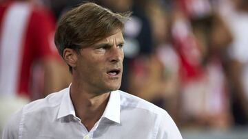 El entrenador argentino del Huesca, Leo Franco, durante un partido.