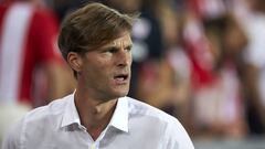 El entrenador argentino del Huesca, Leo Franco, durante un partido.