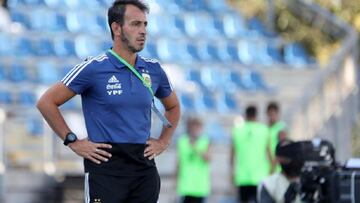 Fernando Batista: "Espero no tener problemas con los clubes locales para que nos cedan los jugadores"