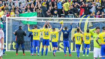 Los jugadores del Cádiz celebran una victoria ante su afición